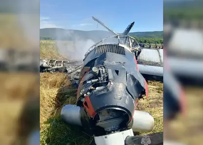 Из‑за технической неисправности самолёт аварийно сел в поле на Сахалине и загорелся