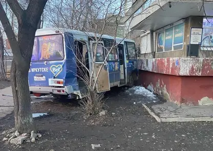 В Иркутске автобус после столкновения с пожарным автомобилем врезался в дом