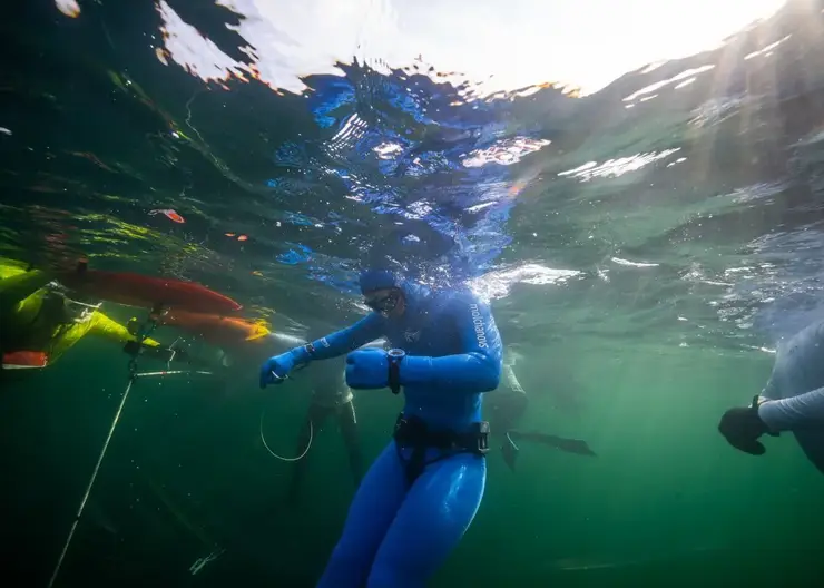 На плато Путорана во время соревнований по фридайвингу установили рекорд по погружению с задержкой дыхания в холодной воде