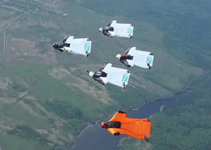 В Красноярске над островом Татышев пролетят спортсмены  в специальных костюмах с цветными дымом и подсветкой