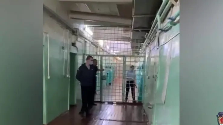 «Дядя обижал нас с сестрами и бил маму»: двое мужчин зверски избили участника СВО в Красноярском крае