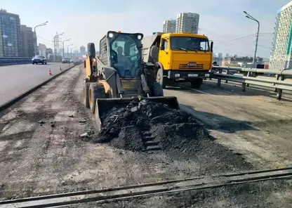 На путепроводе Авиаторов начали ремонтировать центральную часть — по две полосы с каждой стороны