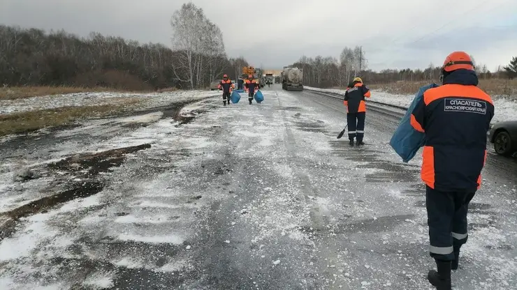Топливо разлилось на трассе в Красноярском крае после столкновения двух фур