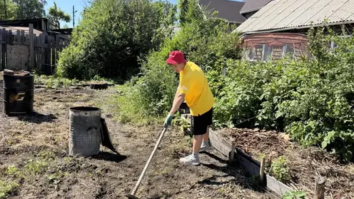 Трудовой отряд помог красноярке, у которой и муж, и сын на СВО