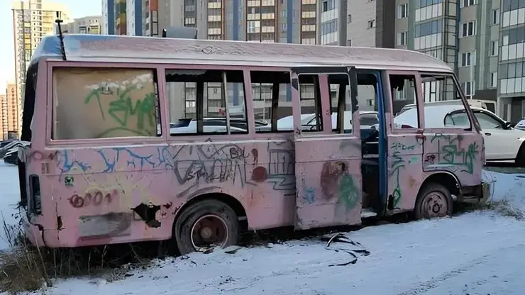 Брошенный на улице в Красноярске автобус вывезут после жалоб горожан