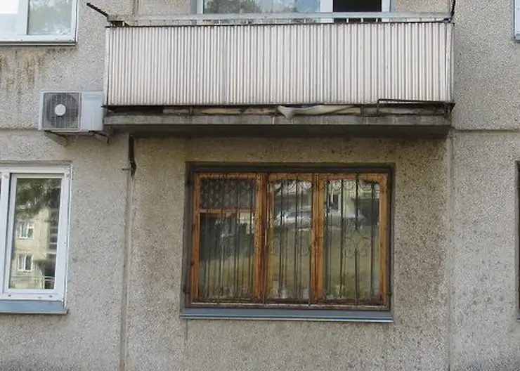 В Кемеровской области  в попытке сбежать из дома девочка спрыгнула с балкона