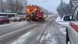 Городские службы Красноярска убирают улицы, заваленные снегом