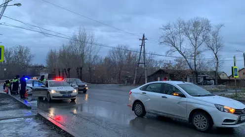 В Ачинске водитель на Lada Vesta сбил троих 17-летних подростков