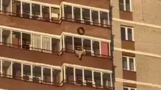 Неизвестный выбросил автомобильные шины с верхнего этажа многоэтажки в Красноярске (видео)