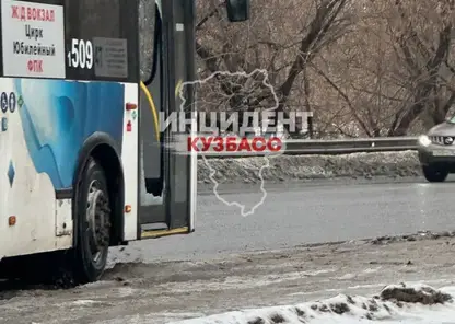 В Кемерове пассажир вылетел из автобуса через разбившееся окно