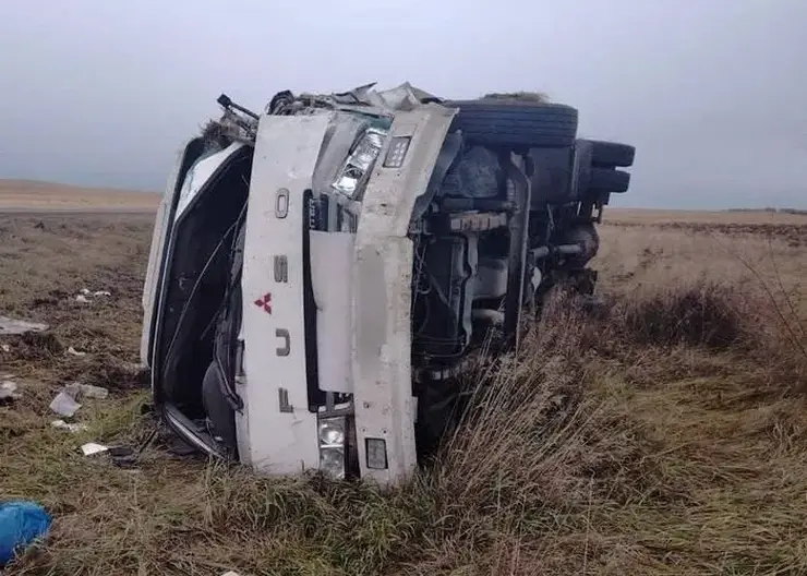 Пенсионер на грузовике улетел в кювет на трассе в Хакасии в направлении Красноярска