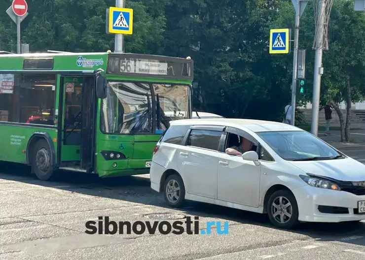 В центре Красноярска произошло ДТП с участием автобуса