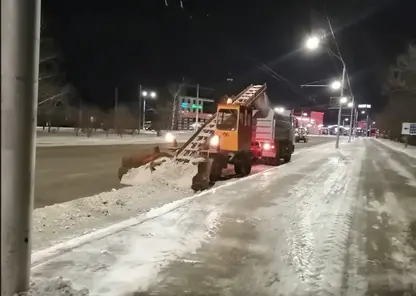 В Барнауле рабочие за ночь вывезли с дорог 519 кубометров снега