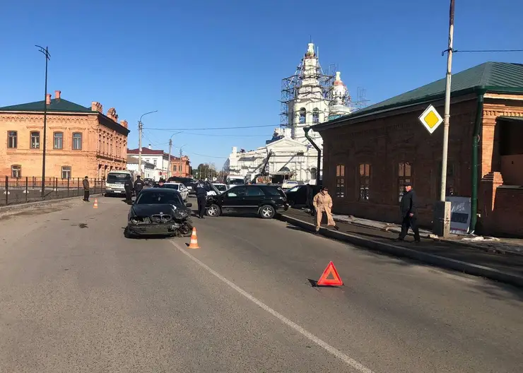 В Минусинске водитель BMW врезался в маршрутный автобус с 17 пассажирами 