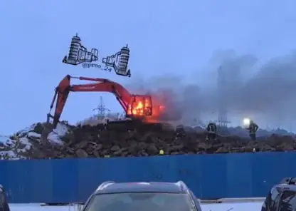Экскаватор загорелся на территории будущего храма в красноярском Преображенском: пострадал водитель (видео)