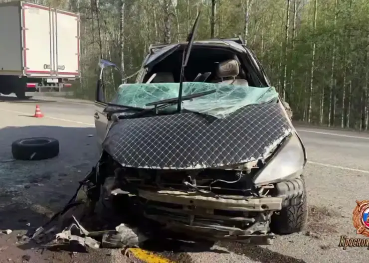 Иномарка вылетела с трассы и врезалась в дерево в Красноярском крае: троих девушек госпитализировали