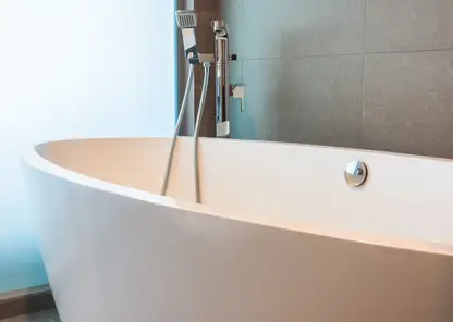 Пять дней в ванной пролежал новосибирец. Он не мог из нее вылезти из-за лишнего веса