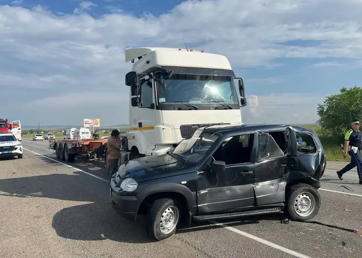 Массовое ДТП на обходе Красноярска с участием грузовика: пострадали 2 человека