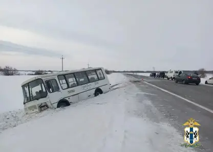 Пассажирский автобус столкнулся с легковушкой в Новосибирской области
