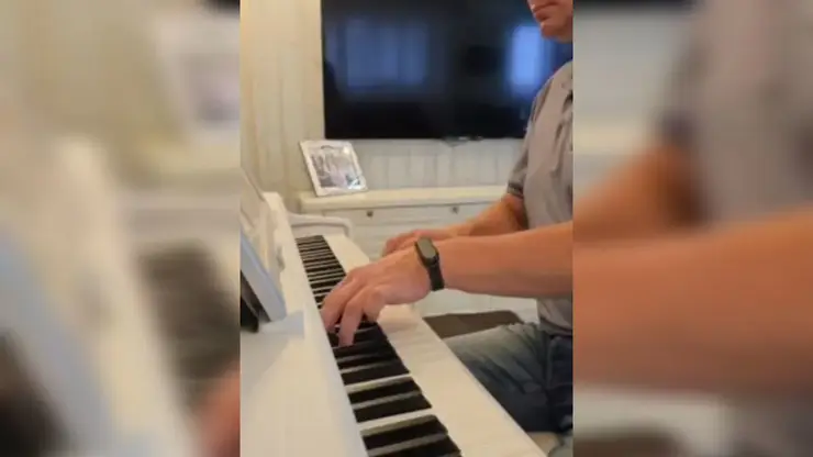 Депутат Госдумы от Красноярского края исполнил «Третье сентября» на фортепиано