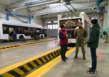 Участник программы «Сибирский характер» Роман Саютин изучает работу красноярского электротранспорта