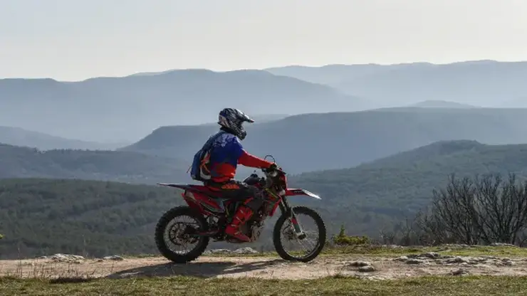 Мотоциклист без прав сбил 9-летнего мальчика в кузбасском Мариинске: суд приговорил его к штрафу