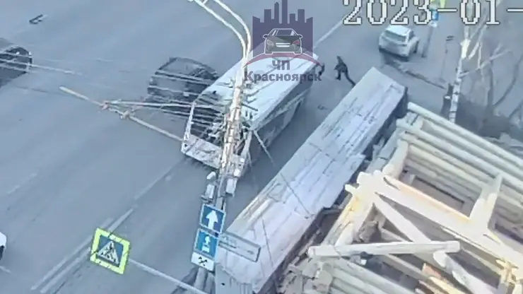 В Красноярске на ул. Ленина неизвестный мужчина бросился под колёса автобуса