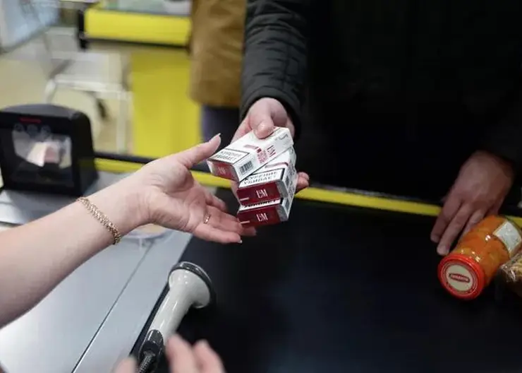 Красноярские депутаты раздают мобилизованным сигареты