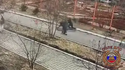 Компания детей на самокатах устроила ДТП прямо в школьном дворе в Красноярске