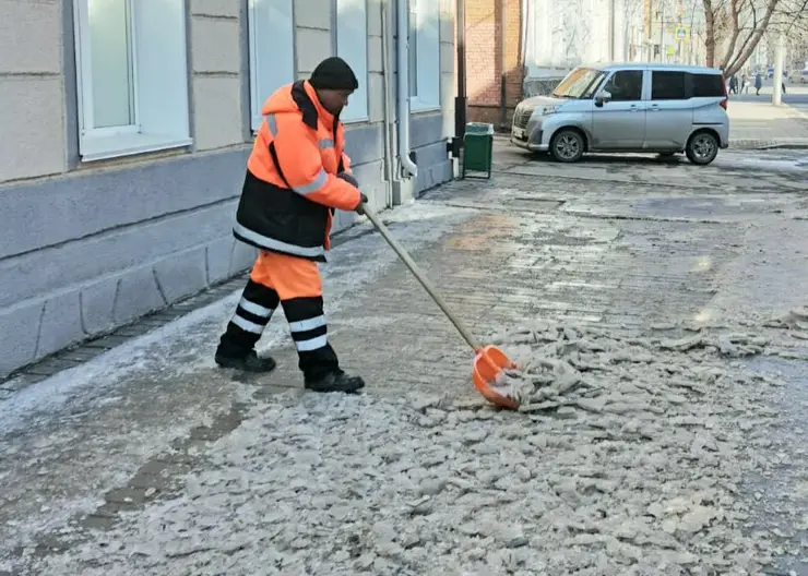 В Железнодорожном районе Красноярска продолжают очищать тротуары от наледи и снега