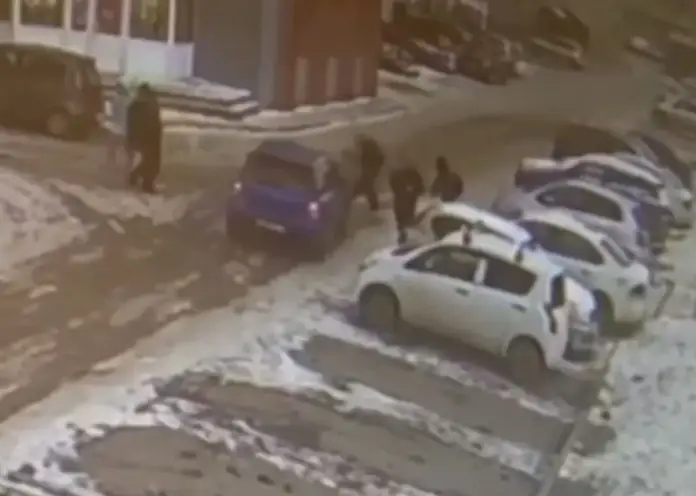 11-летняя девочка попала под машину во дворе своего дома в Красноярске