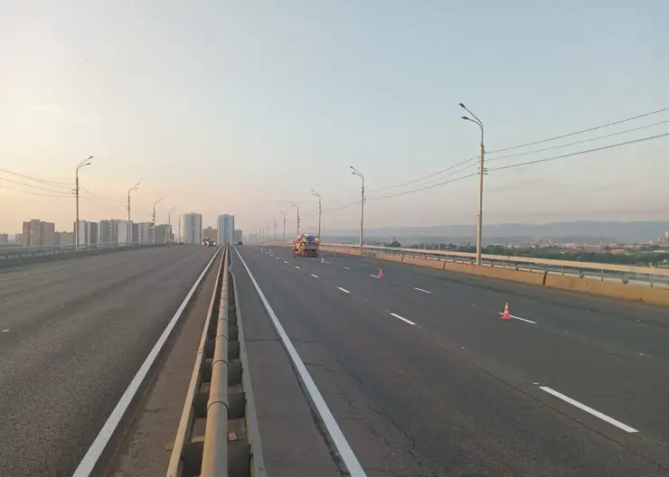 В Красноярске на Октябрьском мосту начали наносить дорожную разметку