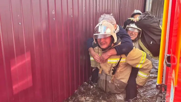 В Красноярском крае спасатели МЧС помогают пострадавшим от наводнения жителям