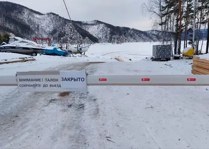 На Красноярском водохранилище закрыли автозимник из-за температурных качелей