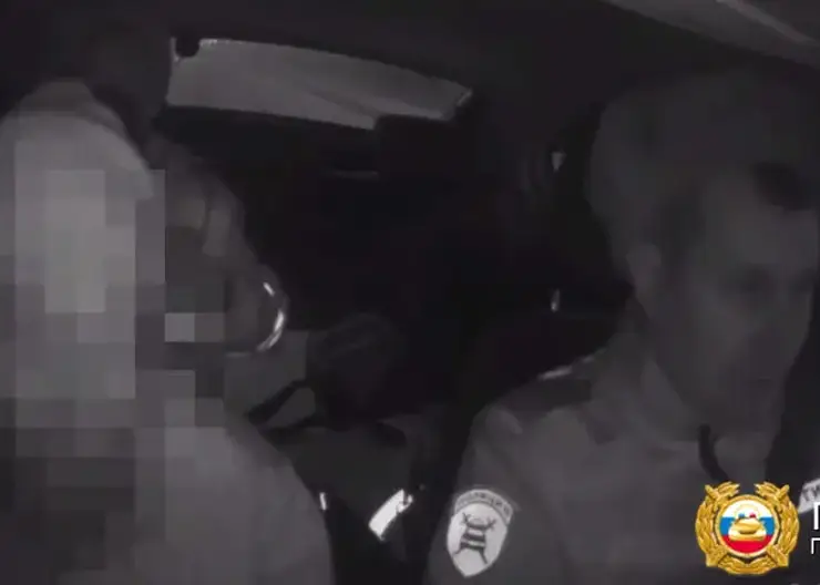 «Пожалуйста - давайте что-нибудь другое в этот пакет»: наркокурьер расплакался при задержании в Красноярске
