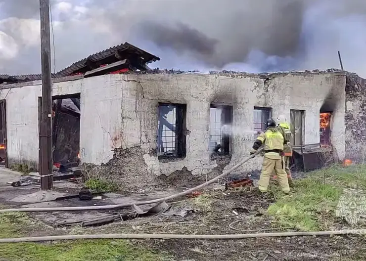 Крупный пожар на 880 квадратах тушат сотрудники МЧС в Курагинском районе