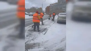 В Красноярске 170 рабочих вышли на борьбу с гололедом