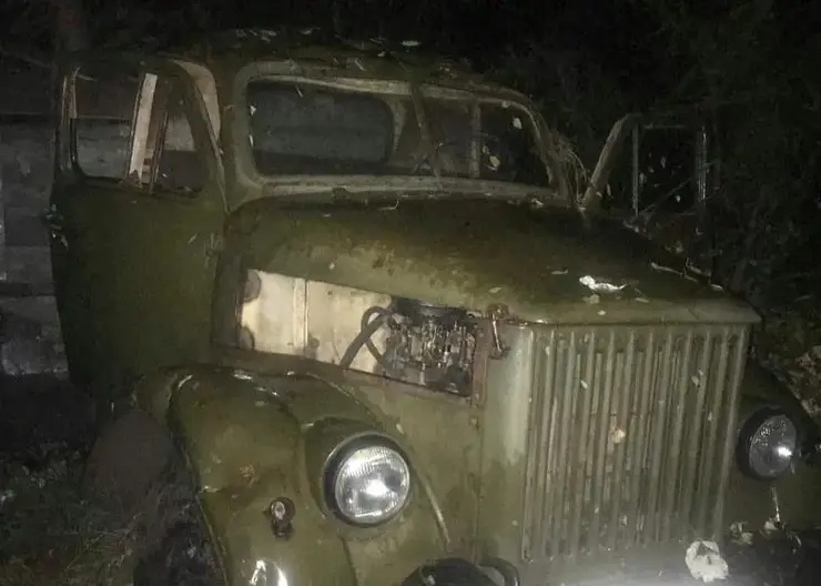 Один ребенок погиб, еще двое сильно пострадали в ДТП в Хакасии. Грузовик улетел в кювет и перевернулся