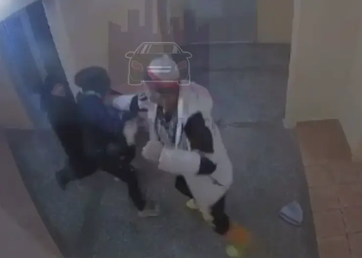 В Красноярске мужчина жестоко избил парня и девушку в подъезде на ул. Карамзина