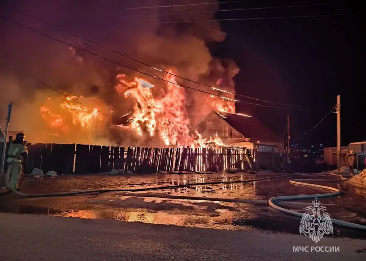 В Иркутске пожарные ликвидировали возгорание сразу двух частных домов