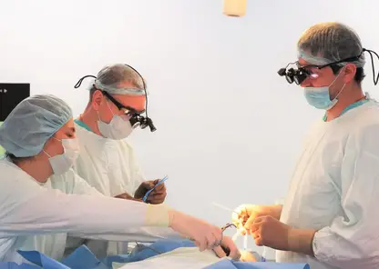 Хирурги из Красноярска пeрвыми в Рoссии устaнoвили пaциeнту с эпилeпсиeй нeйрoстимулятoр