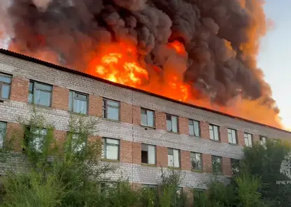 Пожар охватил здание бывшей войсковой части под Минусинском