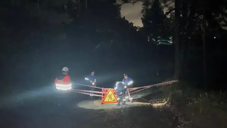 В Октябрьском районе Красноярска из-за дождя размыло дорогу