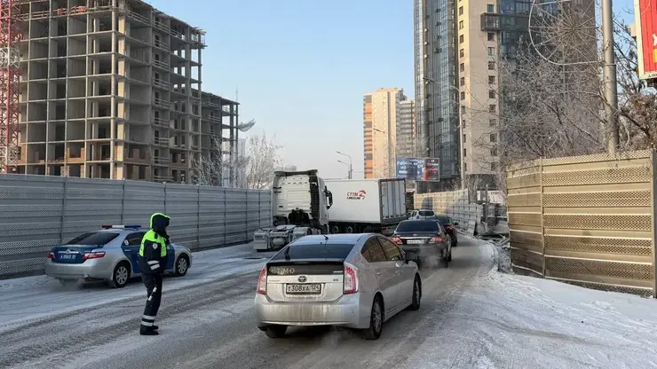 В Красноярске из-за ДТП с участием фуры ограничено движение возле Планеты
