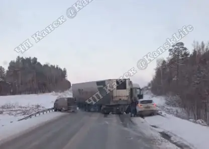 Движение перекрыто на трассе под Красноярском из-за массового ДТП