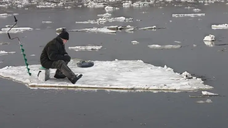 Хакасского рыбака сняли с отколовшейся льдины на Красноярском водохранилище