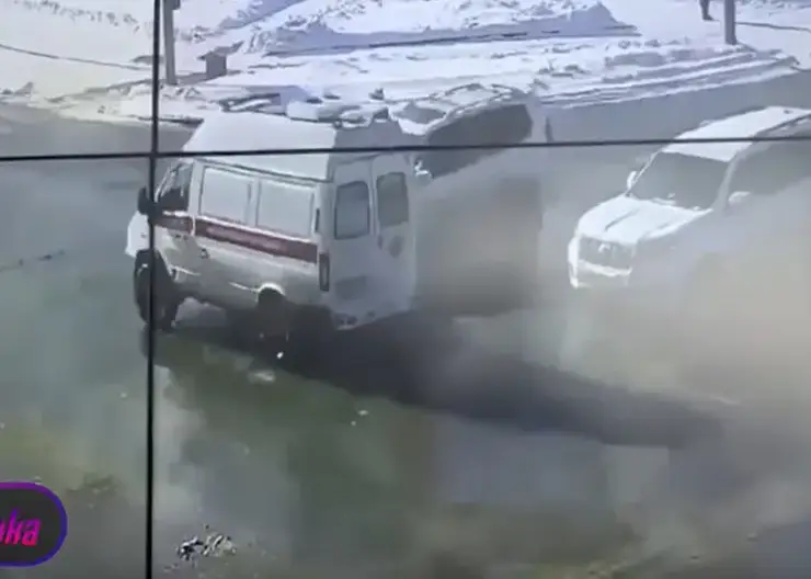 Внедорожник врезался в «скорую» на Сахалине