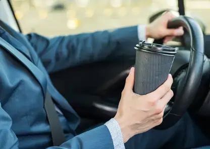 Красноярцев начнут наказывать за кофе и шаурму в дороге