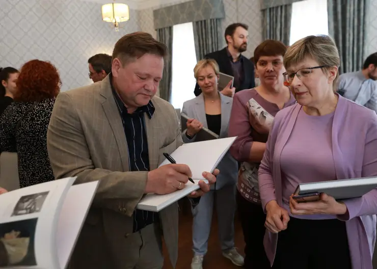 РУСАЛ презентовал книгу об Историческом квартале Красноярска