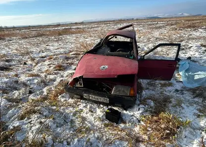 В Красноярском крае водитель на летней резине съехал с трассы в кювет и погиб